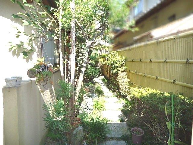 Entrance. Entrance approach from the gate