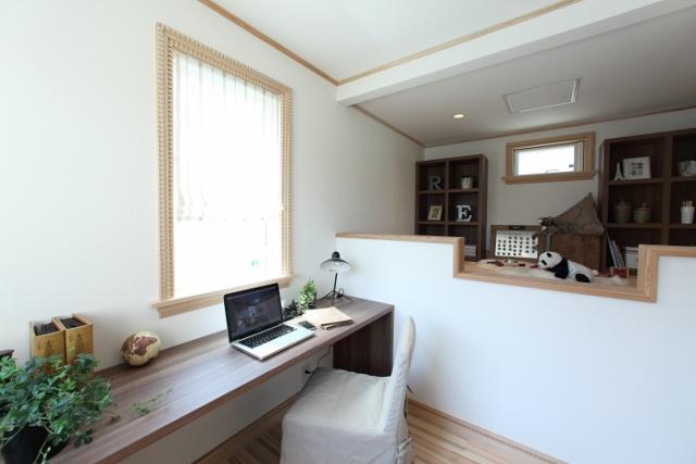 Non-living room. Offer a DEN is on the mezzanine floor. It was realized the hobby of studio space. 