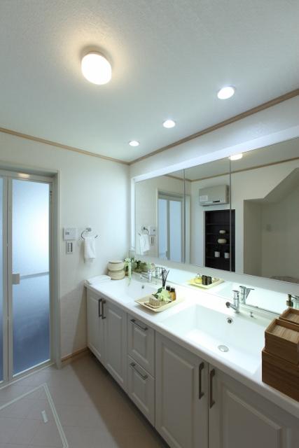 Wash basin, toilet. Established a wide basin counter that can be used side by side two people in the washroom that storage has been enhanced. 