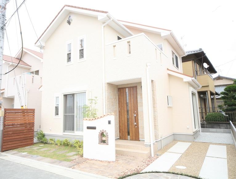 Local appearance photo. Model house of the Southern European-style taste that was nestled in soft beige tones (H24.6_Tsukisatsuei). Road width of the entire surface to ensure a comfortable 6m, Make for some room daily life. 