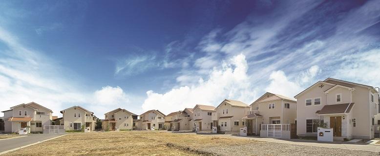 Local appearance photo. New city block local cityscape photo of Southern Europe style (H24.11_Tsukisatsuei). The first kind low-rise exclusive residential area. Both sides has a space of 2m (with some exceptions), Spacious town. Car through difficult Town design, Such as the Town in the park, Urban development of safe for children. 