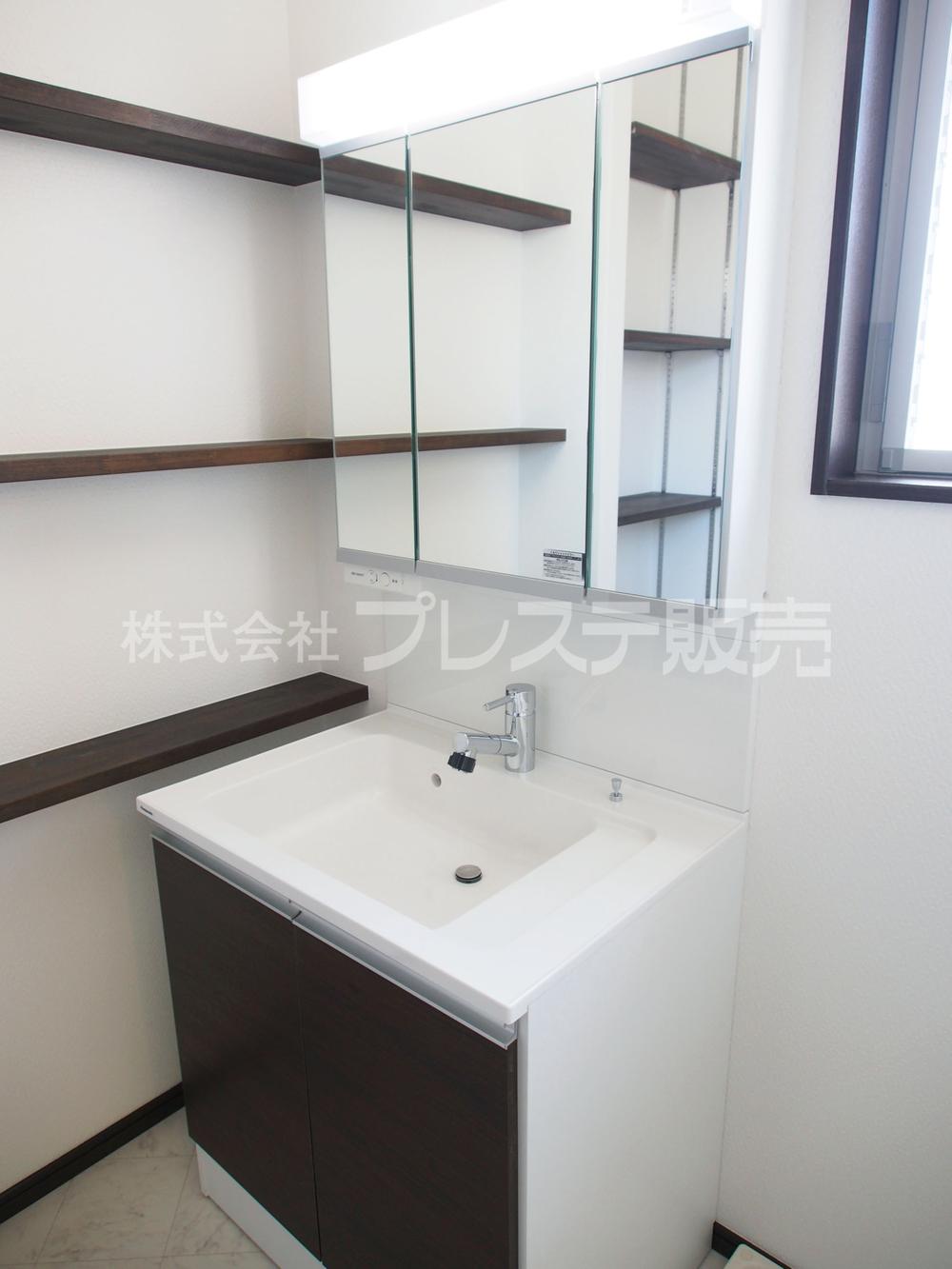 Wash basin, toilet. Local photo (No. 10 land basin)