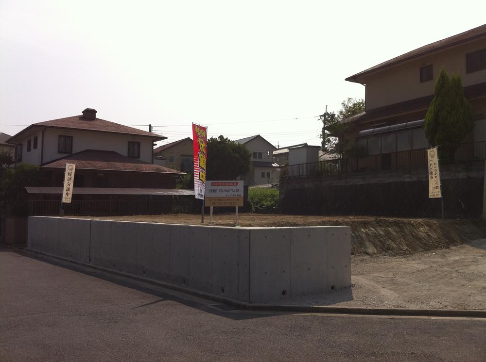 Local photos, including front road. Local (10 May 2013) Shooting Since the north side is a retaining wall construction work completed, Extra construction work is not required. 