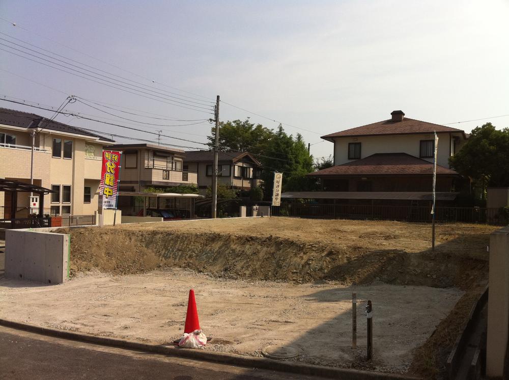 Local land photo. Local (10 May 2013) Shooting Approach from the lesser of the height difference, You could access. Garage space is also spacious 2 car + visitors for the garage is also OK! 