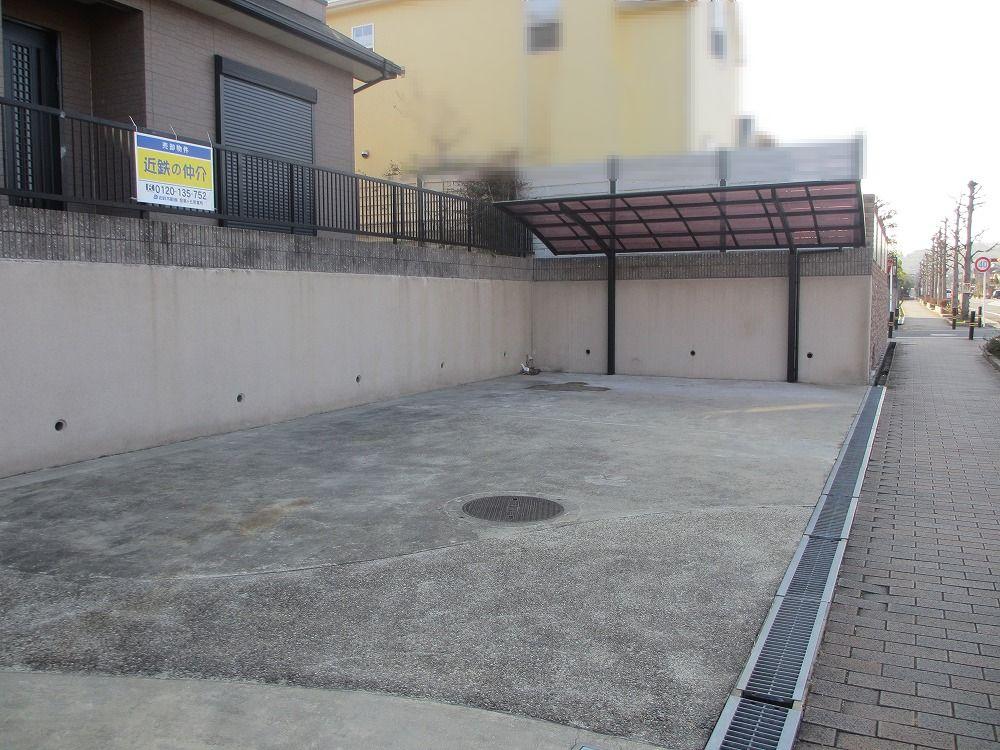 Parking lot. Parking spaces (four available)