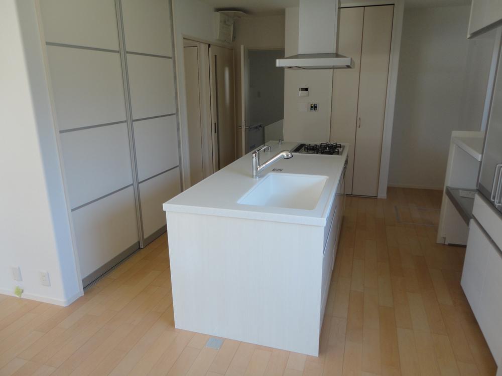 Kitchen. Spacious island kitchen! ! 