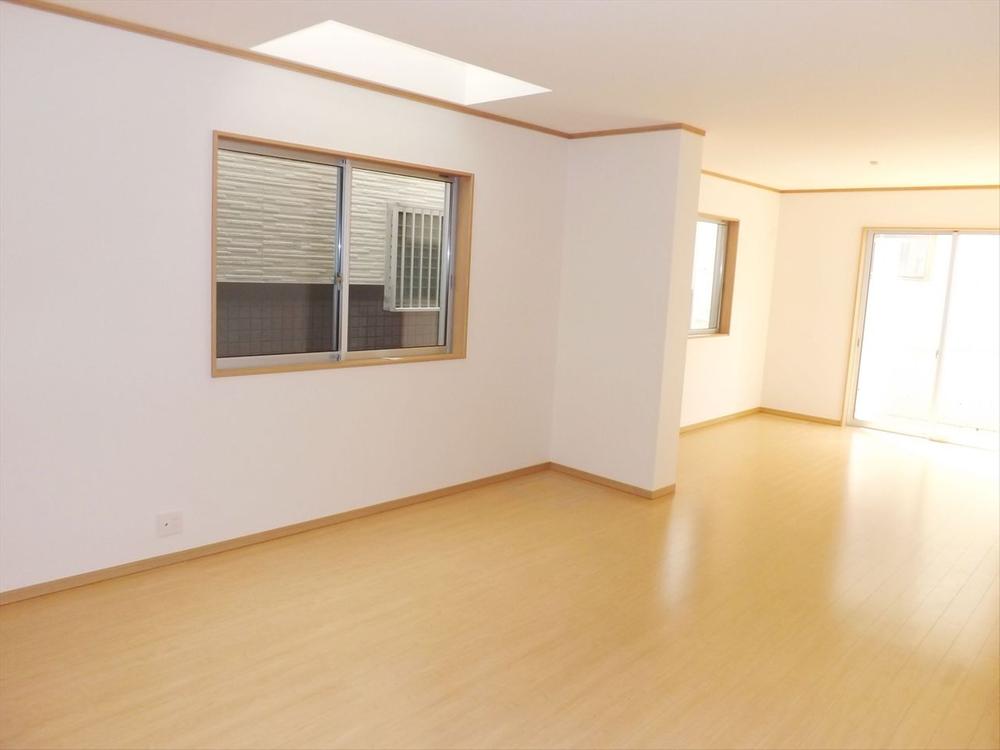 Same specifications photos (living). The company example of construction (living) Yes lighting window (top light) in the living room, Bright and refreshing indoor!