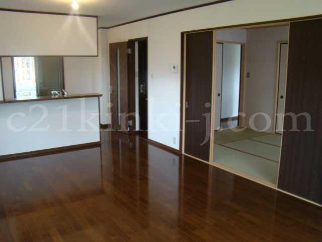 Living. Same specifications photos (living) South daylighting, Nice living space of per yang