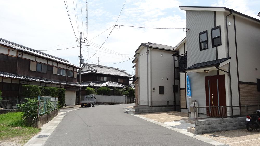 Local photos, including front road. Local Photos! Shin is a city block birth! 