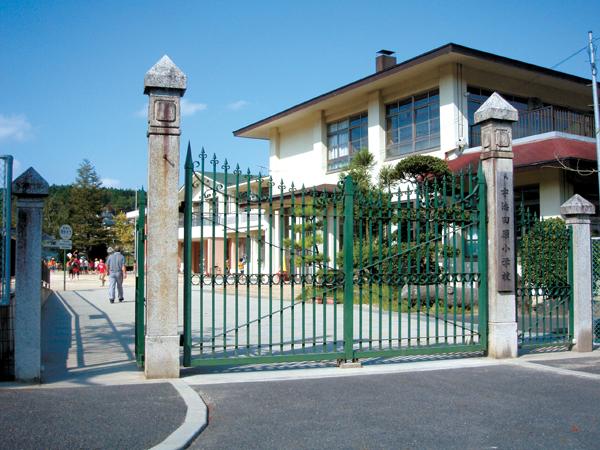 Primary school. Ujitawara elementary school (about 3 minutes by car) children who live in naturist Rokuen slope is a lot of students. Textbook is grown freely To stretch of the children of nature.