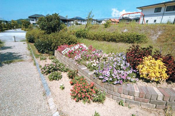 park. Naka park (Naturist Rokuen hill in the park) Naka park next to a green road Why not fun to walk while feeling comfortable wind (promenade).