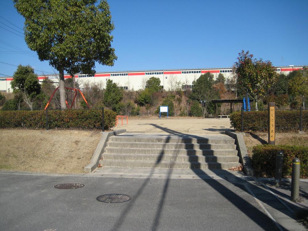 park. Walking to the park within, Do not start a new life in a quiet residential area