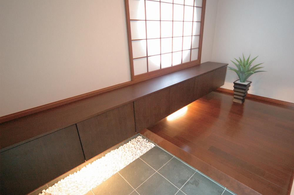 Building plan example (introspection photo). Counter-type shoes in Croke entrance hall, Round Red Light accents