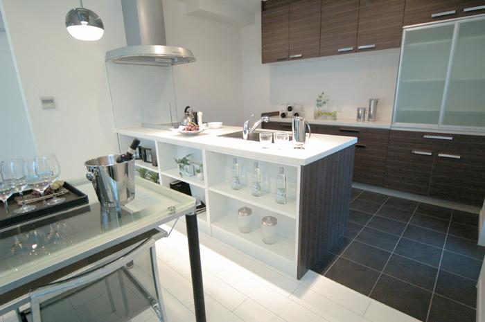 Building plan example (introspection photo). The kitchen is the peace of mind all-electric, The counter shelves in face-to-face kitchen