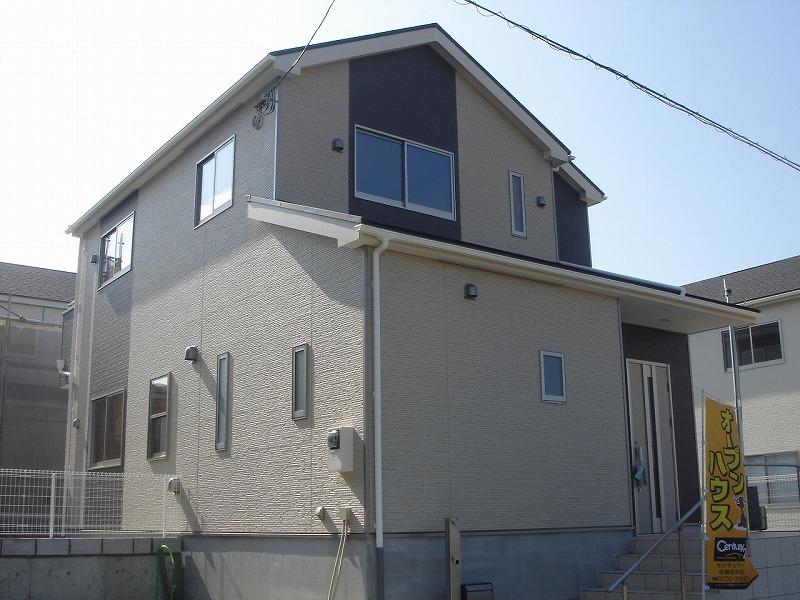 Local appearance photo. House with its enforcement example solar power generation system in the same subdivision