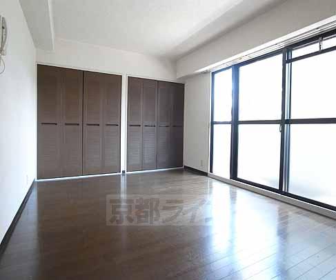 Living and room. Of 10 Pledge Spacious room.