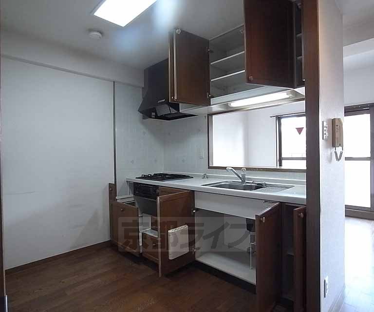 Kitchen. Storage of kitchen pat.