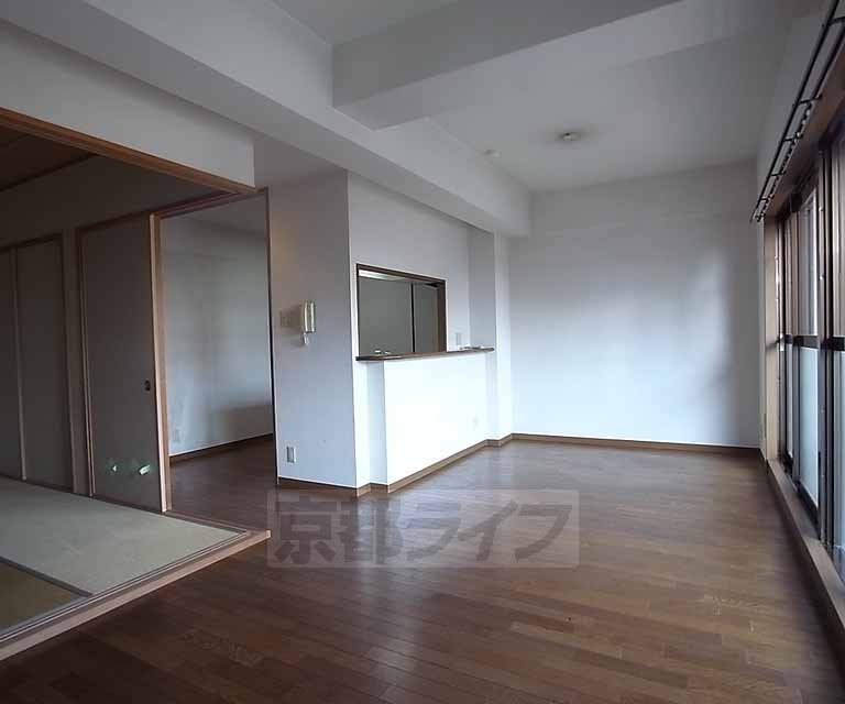 Living and room. Widely it is open with a sense of LDK.