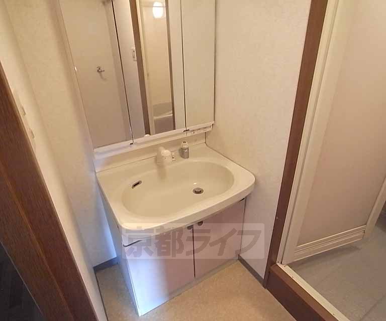 Washroom. It is a large independent washstand.