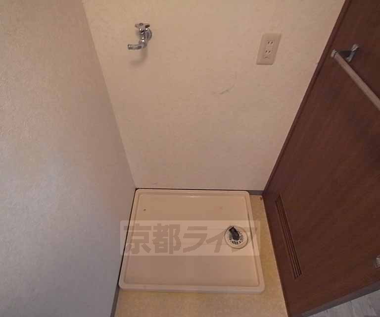 Washroom. It is washing bread.