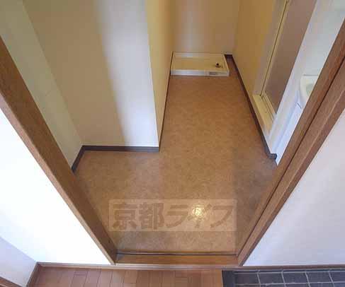 Washroom. Washroom is the scenery.