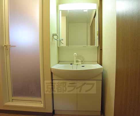 Washroom. Independence is a wash basin with shampoo dresser.