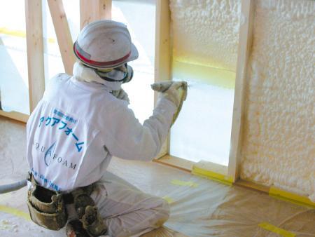 Construction ・ Construction method ・ specification.  [Aqua form (airtight high insulation)]  Of airtight high insulation, It is a new thermal insulation material. Durable, It exerts a semi-permanent thermal insulation performance. Eco-products for foaming using the power of water, It is environmentally friendly materials. 
