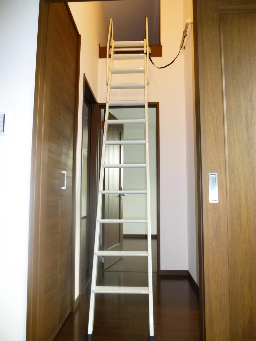 Receipt. Loft, You just use it as a storage space that effectively utilizing the space. When not in use, Since it will be multiplied by the stairs to the side walls, Do not get in the way. 