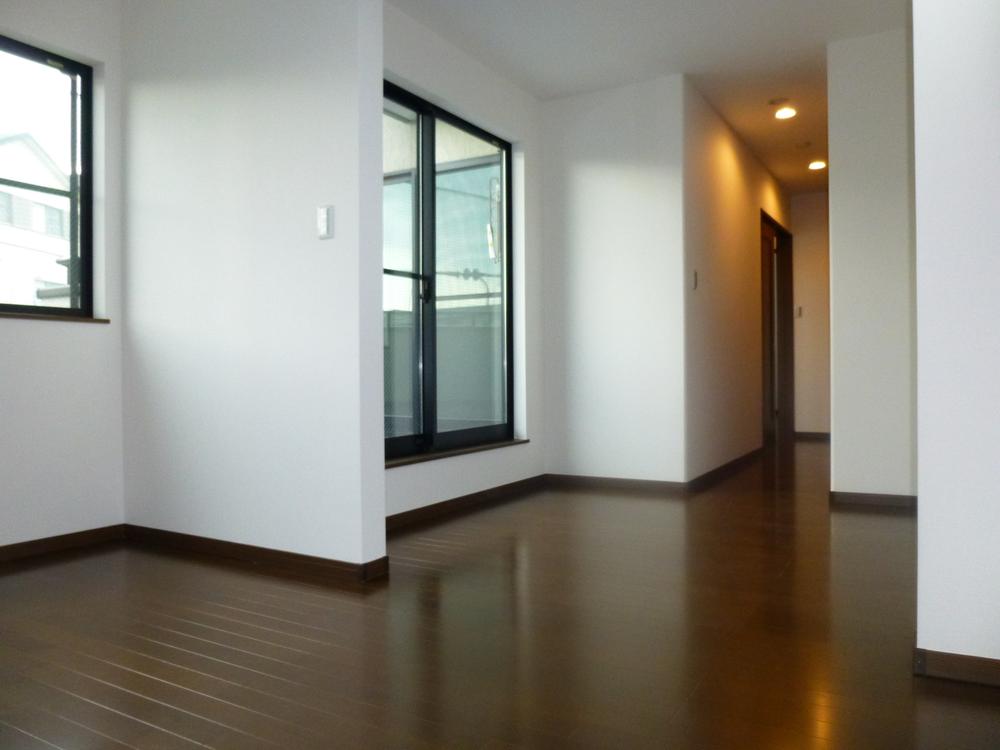 Other introspection. 11.75 Pledge spacious main bedroom. The passage that appears in the back is, It was provided with a large capacity of the closet. 