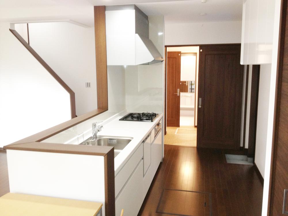 Kitchen. Kitchen around the housework flow line was omitted easy to move waste. Back door ・ bathroom ・ Move to the bathroom is smooth. 