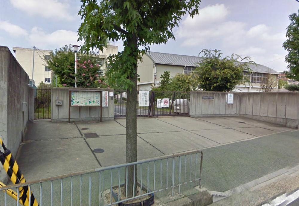 Primary school. 961m to the north Magishima elementary school