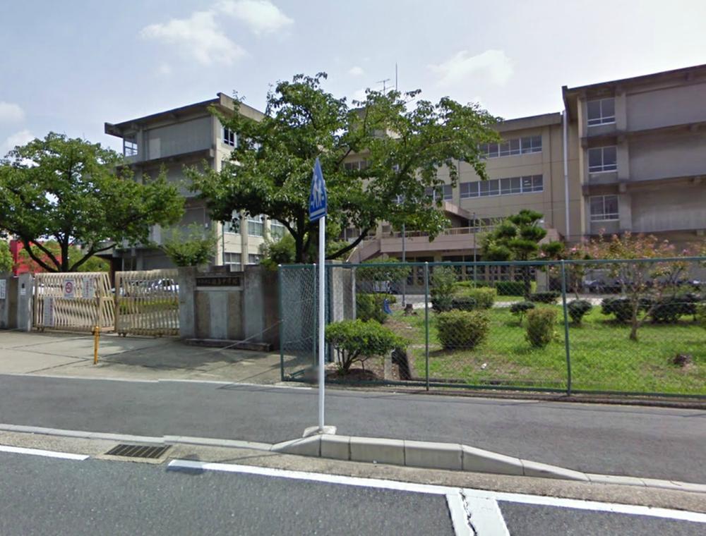 Junior high school. Magishima 915m until junior high school