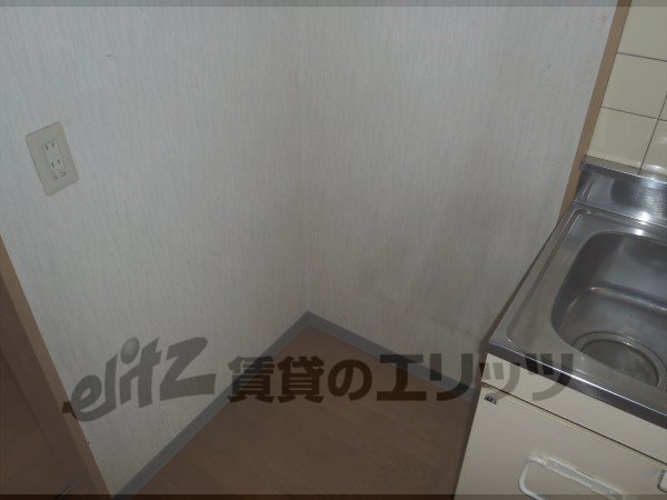 Other room space. Refrigerator yard