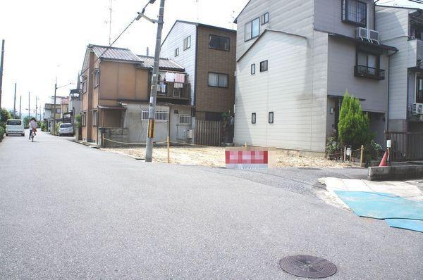 The entire compartment Figure. The nearest convenience store is Circle K. 