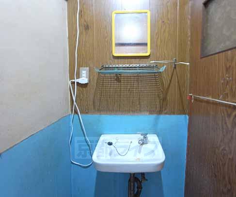 Washroom. Washroom is the scenery.