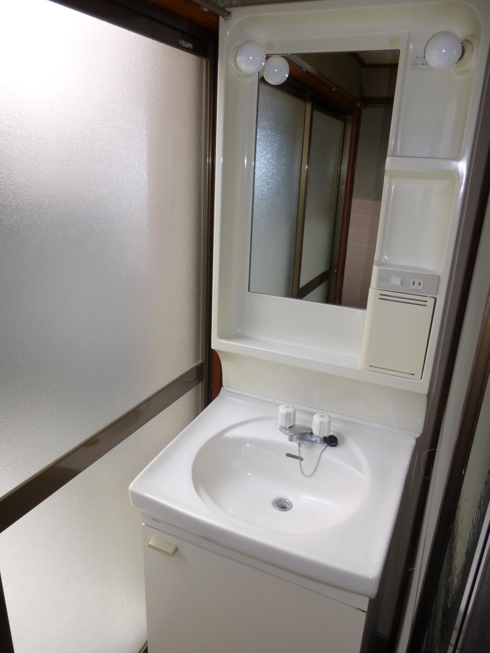 Wash basin, toilet. Indoor (April 2013) Shooting