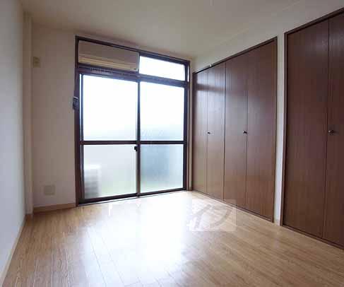 Living and room. Spacious room.