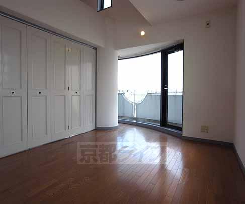 Living and room. It is possible to separate the LDK.