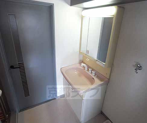 Washroom. Independence is a wash basin with a shampoo dresser.