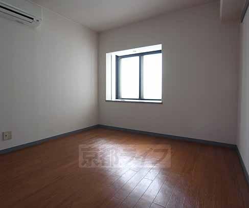 Living and room. Spacious room.