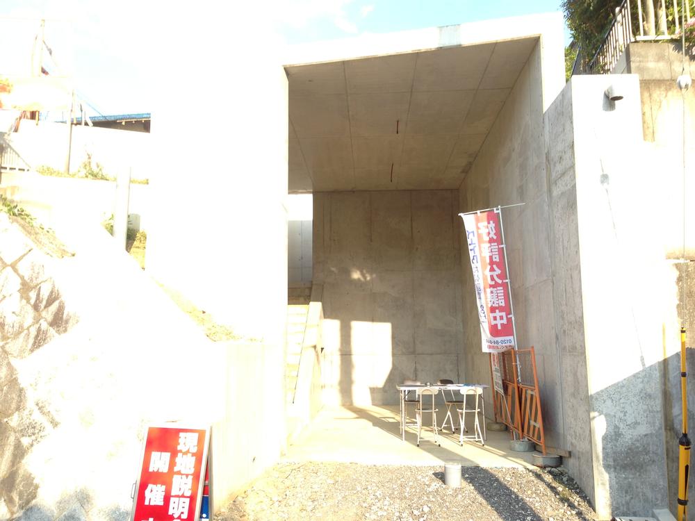 Local photos, including front road. In Calvert type of garage, Parking two Allowed! Since the ceiling height is high, It is also possible to trouble the upper storeroom!