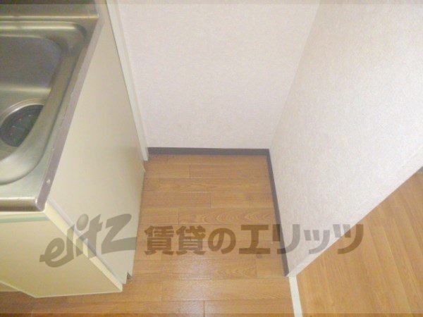 Other room space. Refrigerator yard