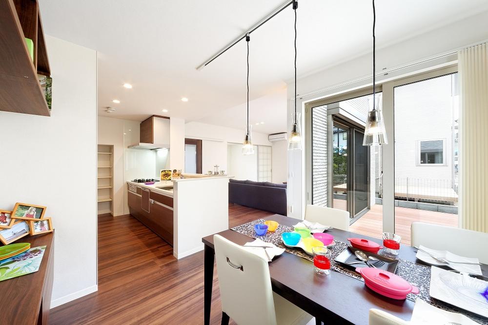 Model house photo. Local model house. Enjoy a meal overlooking the garden in a space that leads to the wood deck