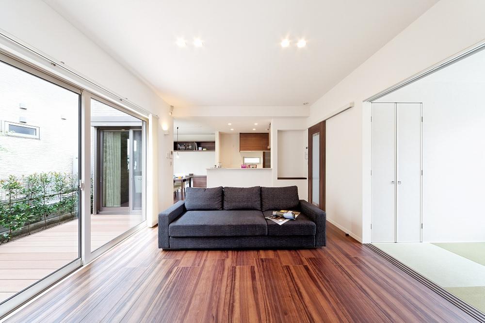 Model house photo. Local model house. Bathed in plenty of sunlight in the window of the large opening. 