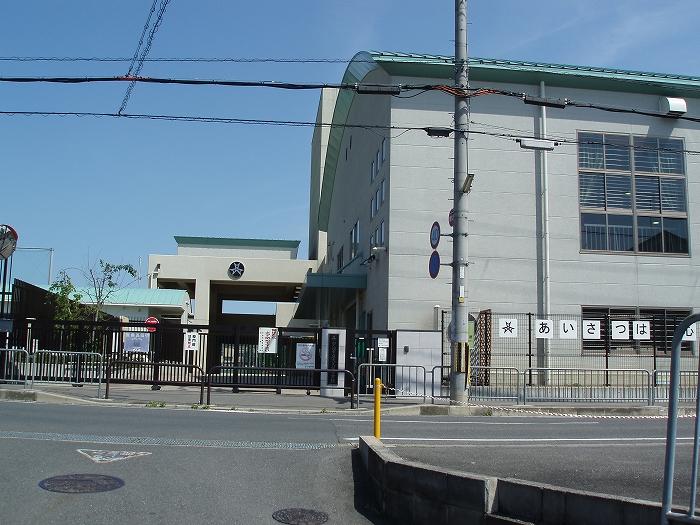 Primary school. Okubo Elementary School (5 minutes walk) kindergarten, Elementary school is a short walk from the home within five minutes. Rich happy to Parenting Mom and Pop