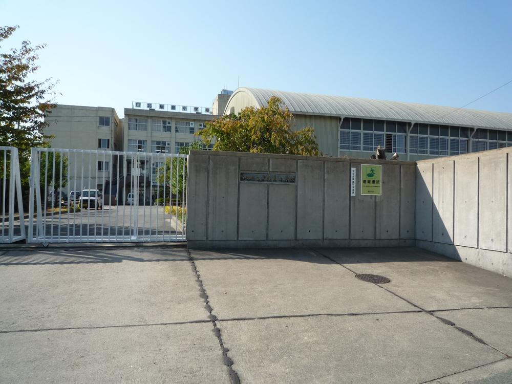 Primary school. 1200m to the north Magishima elementary school