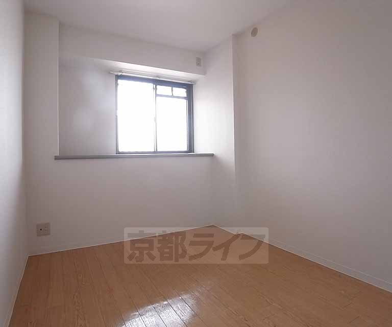 Living and room. 5.4 is the Pledge of Western-style.