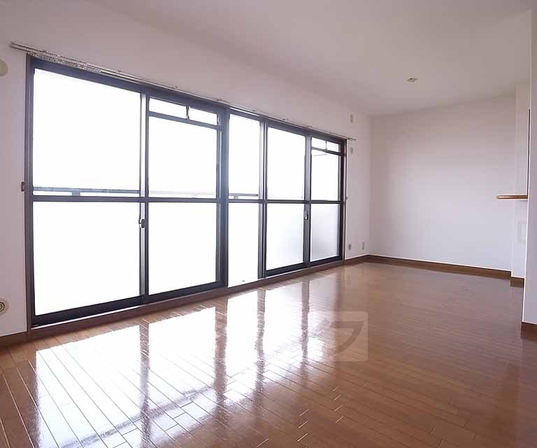 Living and room. It is a 14-quires of LDK.