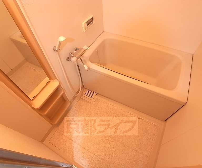 Bath. Spacious bathroom.