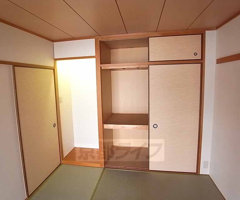 Receipt. Is a Japanese-style room of storage.